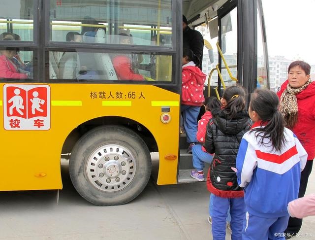 幾乎所有學(xué)生都是家長(zhǎng)接送，為什么學(xué)生不能自己上下學(xué)呢？