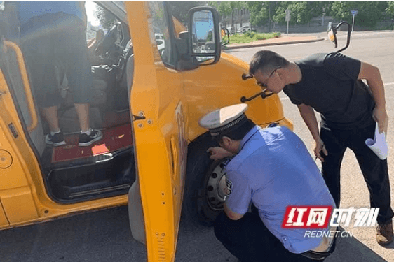 又一校車違規(guī)被查！校車駕駛員抽煙、駕車打電話