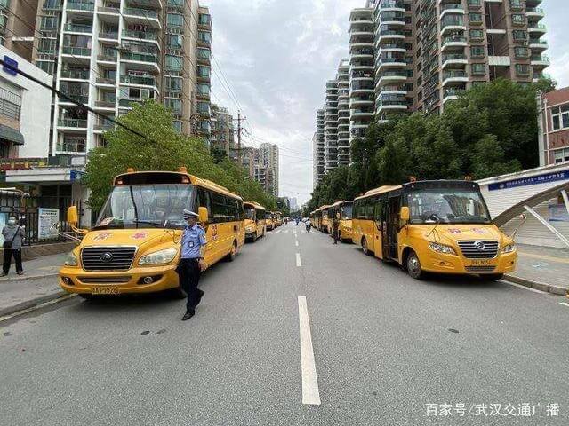 開學(xué)臨近 武漢江漢交警對校車進(jìn)行“體檢”