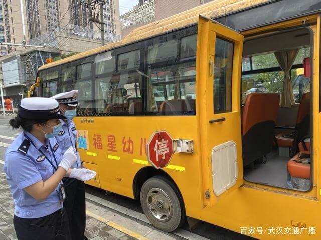 開學(xué)臨近 武漢江漢交警對校車進(jìn)行“體檢”