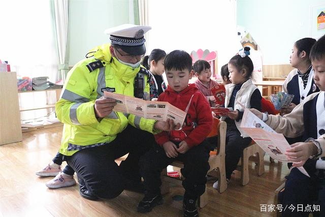 山東滕州：交警開展“拒絕乘坐黑校車”交通安全宣傳活動(dòng)
