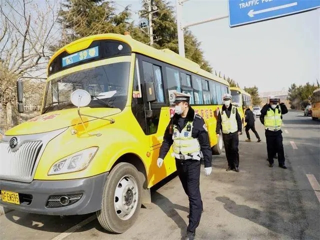 把好校車安全關！煙臺交警第五大隊開展校車專項檢查