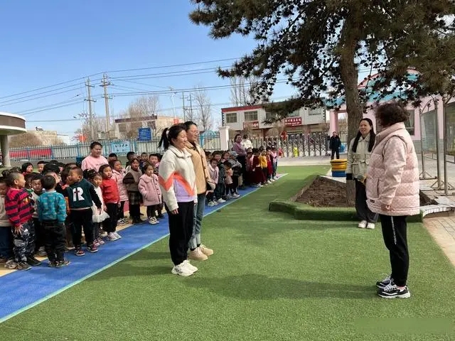 甘州區(qū)明永鎮(zhèn)中心幼兒園成功舉行校車逃生應急演練