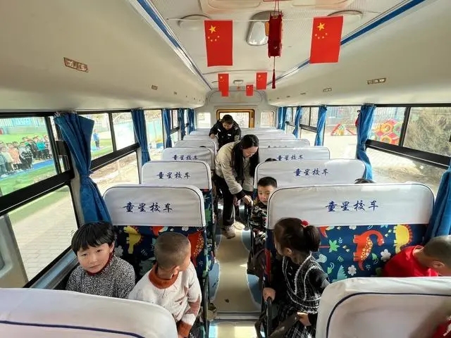甘州區(qū)明永鎮(zhèn)中心幼兒園成功舉行校車逃生應急演練