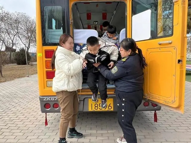 甘州區(qū)明永鎮(zhèn)中心幼兒園成功舉行校車逃生應急演練