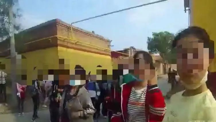 7座的車，擠了22個學生，這樣的車千萬不要讓孩子坐了