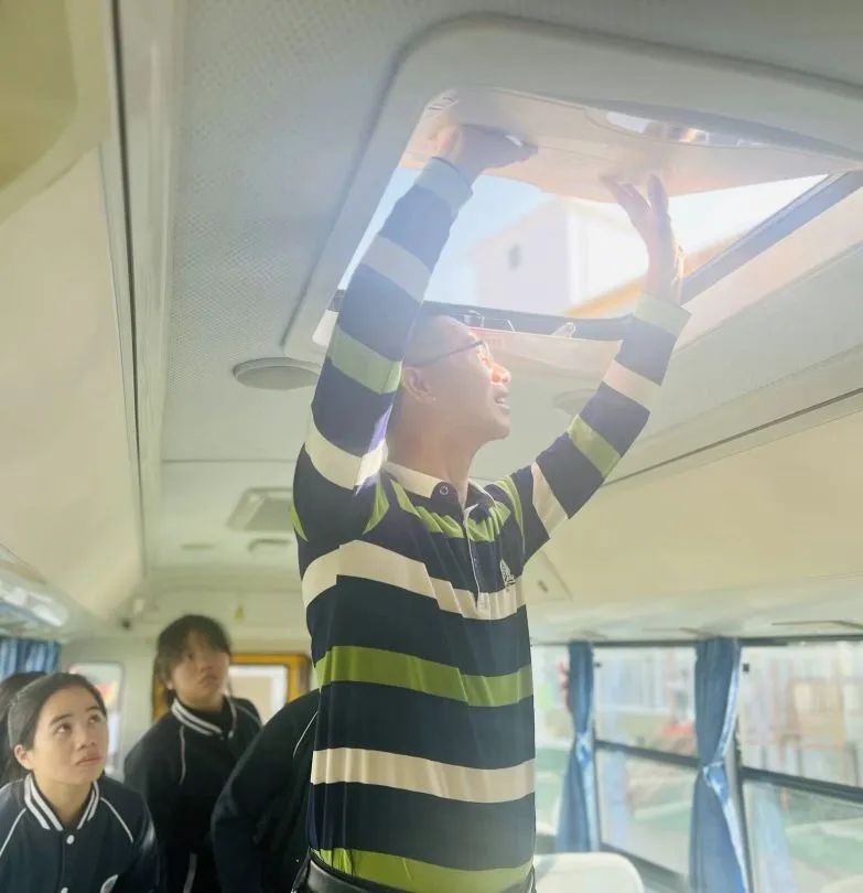 為愛護(hù)航，平安校車伴我行 ——方點圓幼兒園校車安全演練