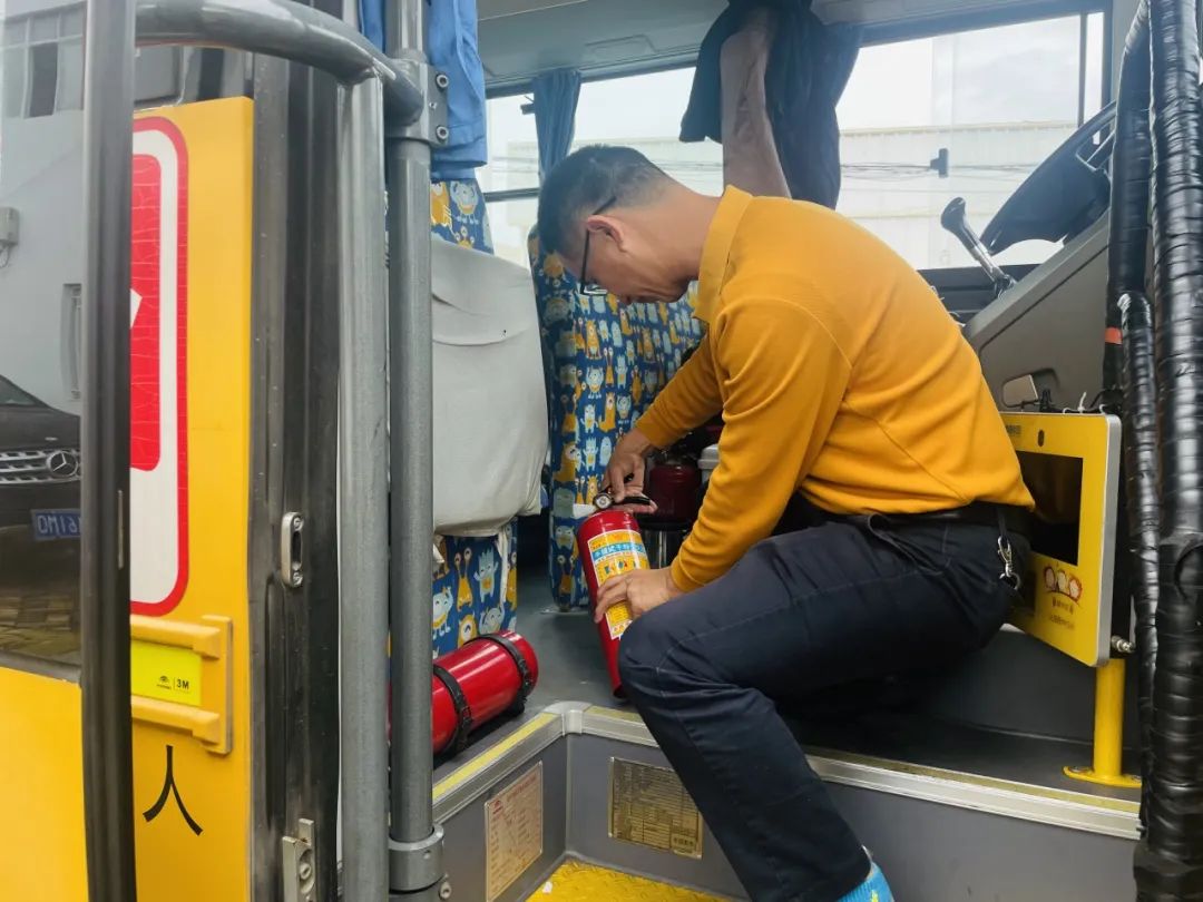 為愛護(hù)航，平安校車伴我行 ——方點圓幼兒園校車安全演練