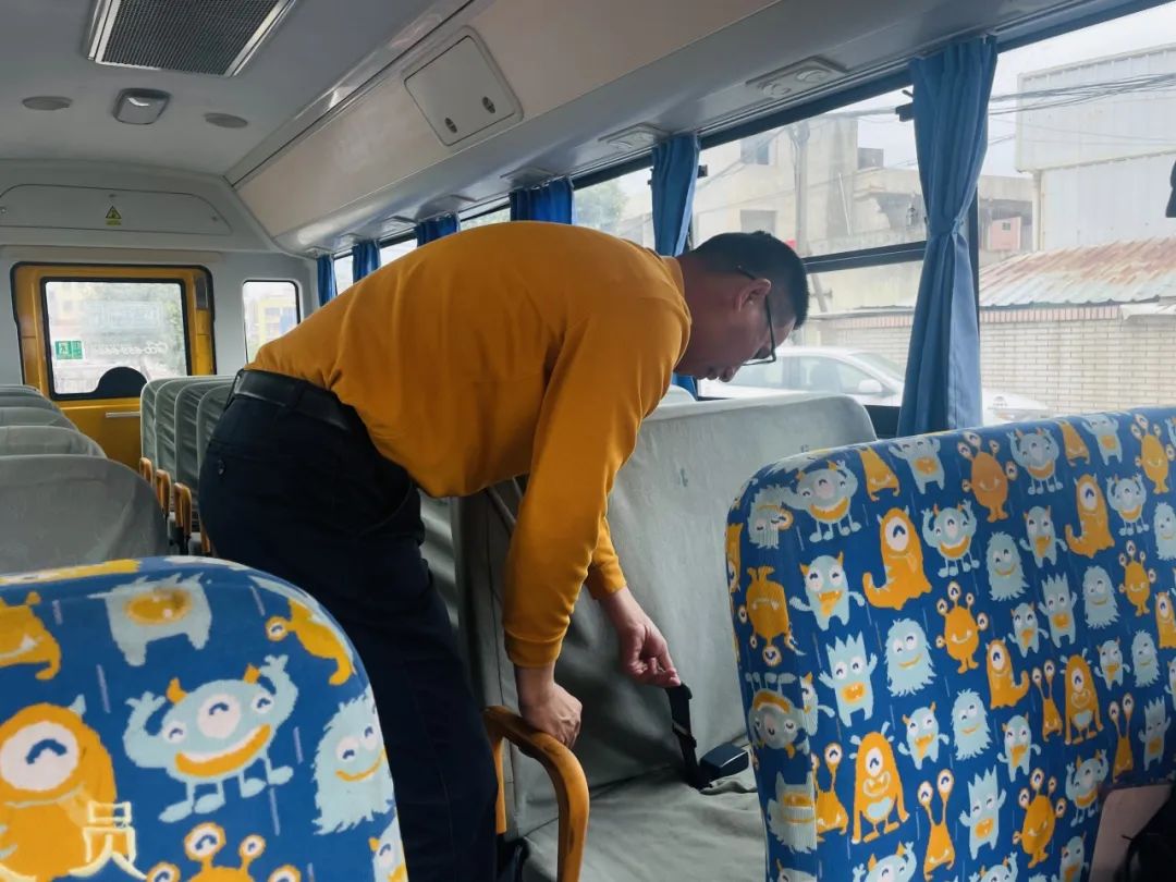 為愛護(hù)航，平安校車伴我行 ——方點圓幼兒園校車安全演練