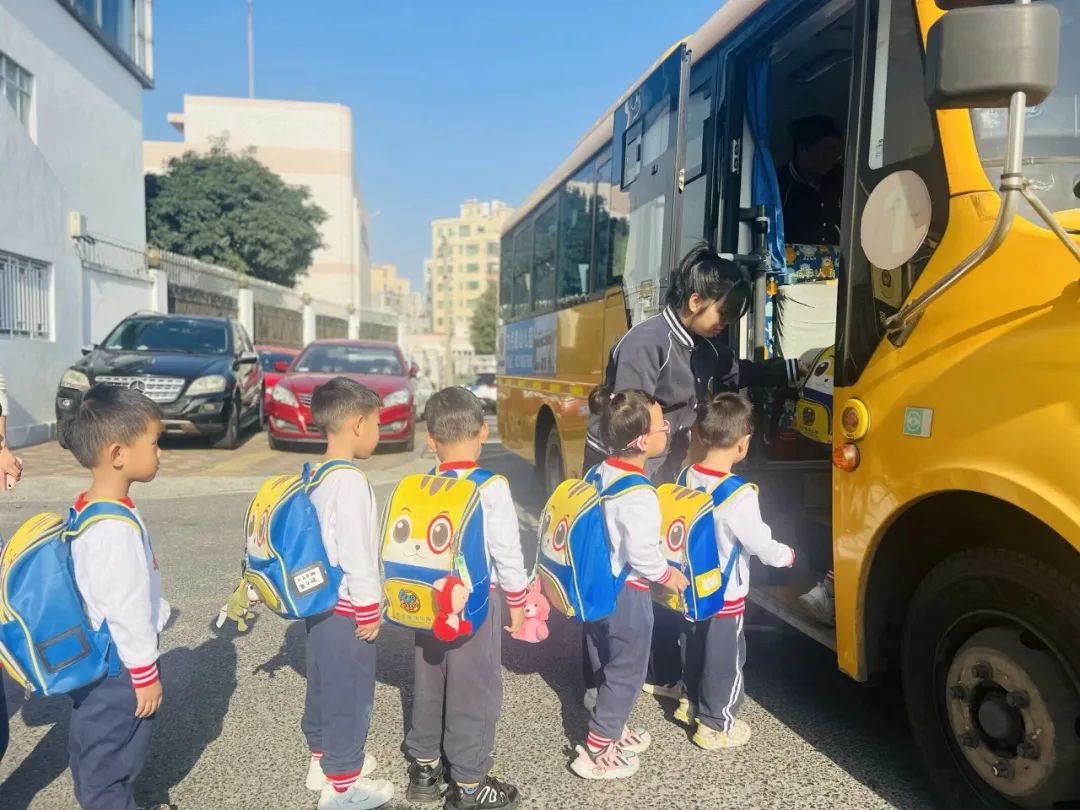 為愛護(hù)航，平安校車伴我行 ——方點圓幼兒園校車安全演練