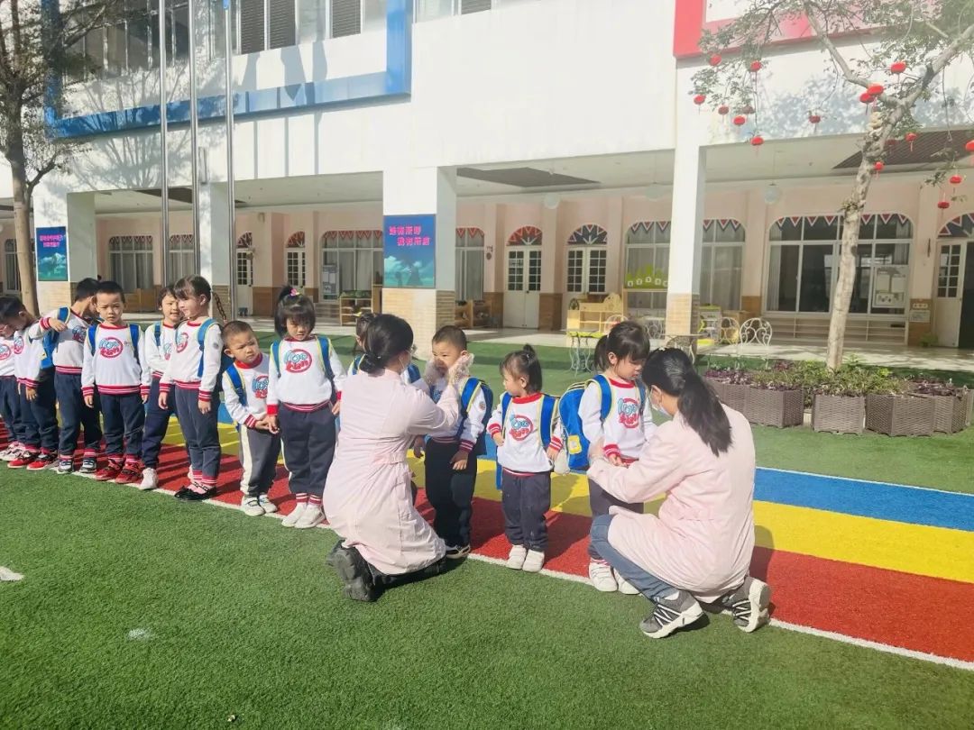 為愛護(hù)航，平安校車伴我行 ——方點圓幼兒園校車安全演練