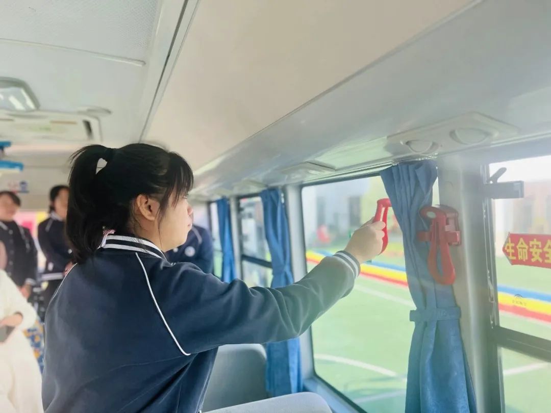 為愛護(hù)航，平安校車伴我行 ——方點圓幼兒園校車安全演練