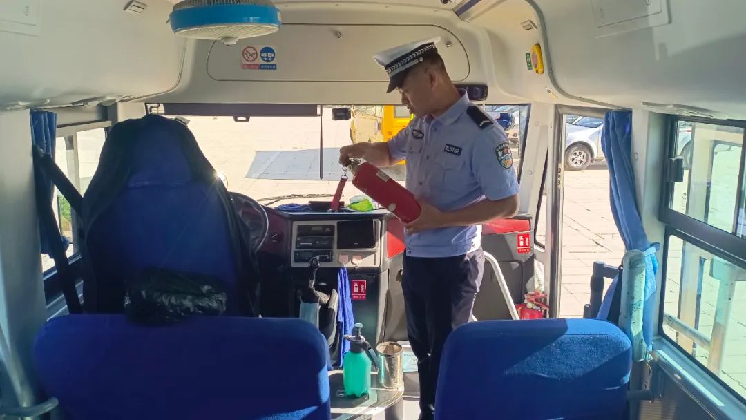 博樂(lè)交警開(kāi)展校車(chē)體檢 保障幼兒出行安全