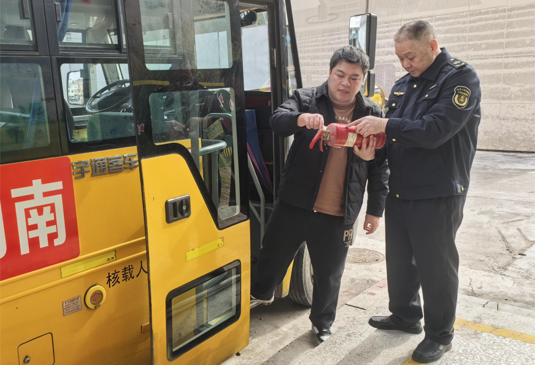強化校車聯(lián)合檢查，為學(xué)生安全出行保駕護航