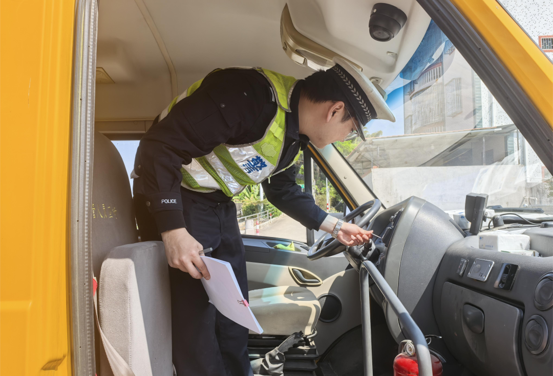 強化校車聯(lián)合檢查，為學(xué)生安全出行保駕護航