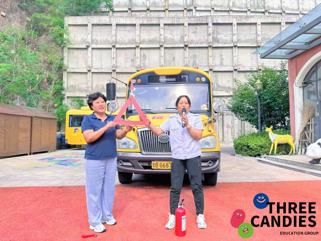【校園安全】安全乘校車，平安伴我行——三顆糖御景新苑幼兒園校車安全應(yīng)急演練