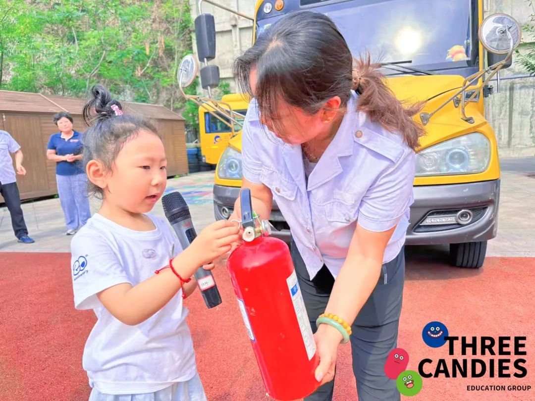 【校園安全】安全乘校車，平安伴我行——三顆糖御景新苑幼兒園校車安全應(yīng)急演練
