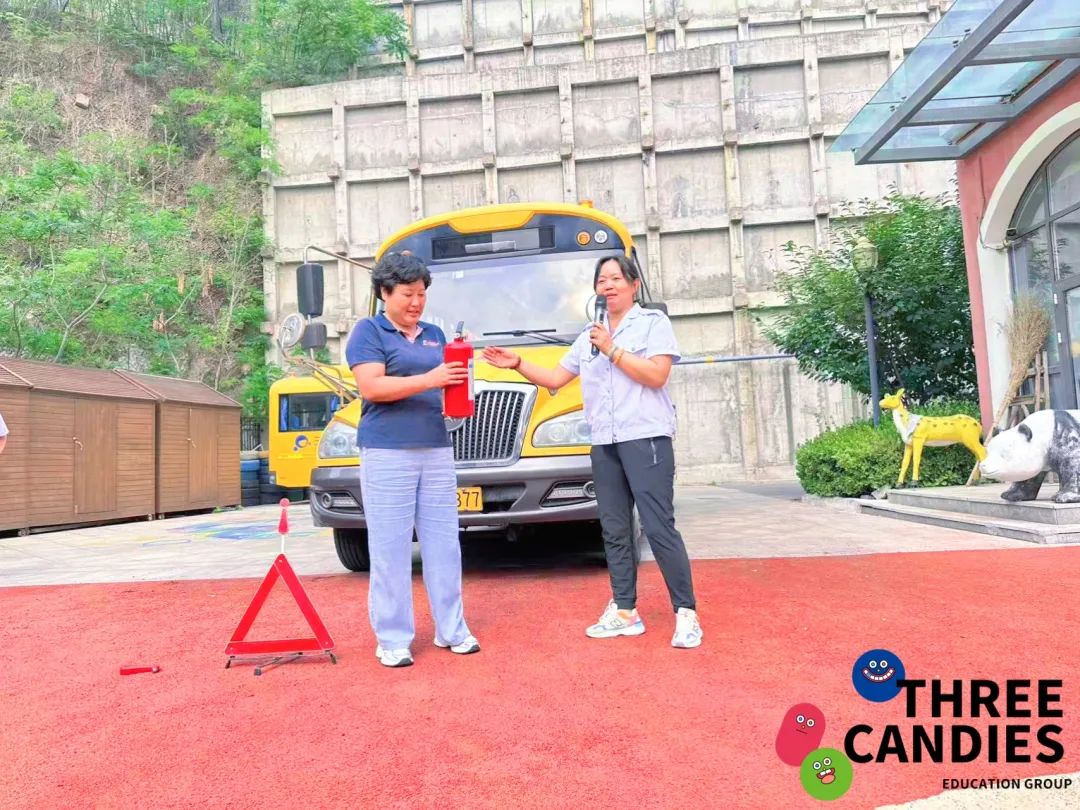 【校園安全】安全乘校車，平安伴我行——三顆糖御景新苑幼兒園校車安全應(yīng)急演練