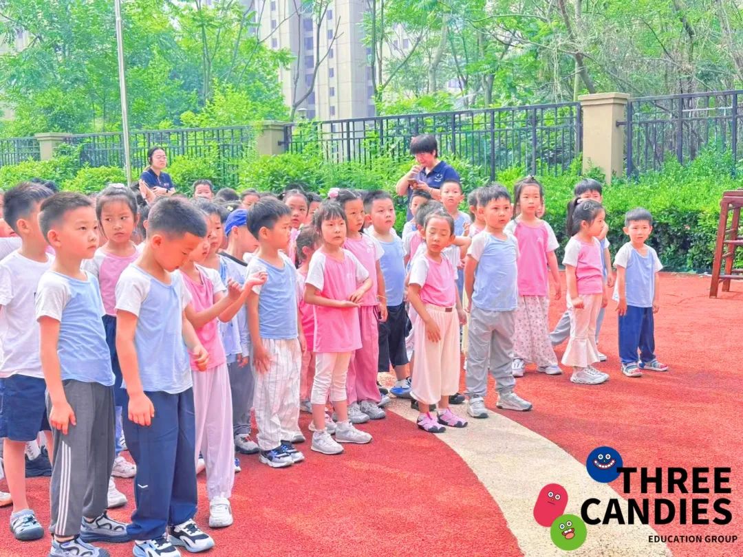 【校園安全】安全乘校車，平安伴我行——三顆糖御景新苑幼兒園校車安全應(yīng)急演練