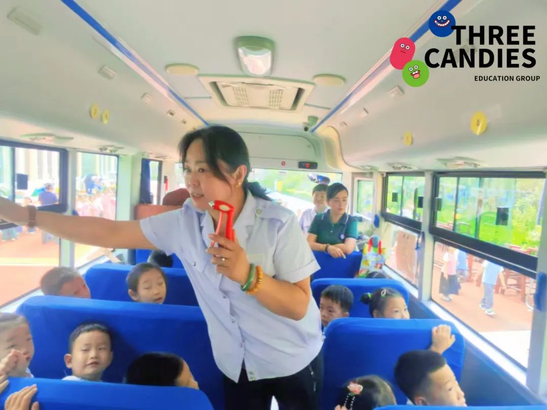 【校園安全】安全乘校車，平安伴我行——三顆糖御景新苑幼兒園校車安全應(yīng)急演練