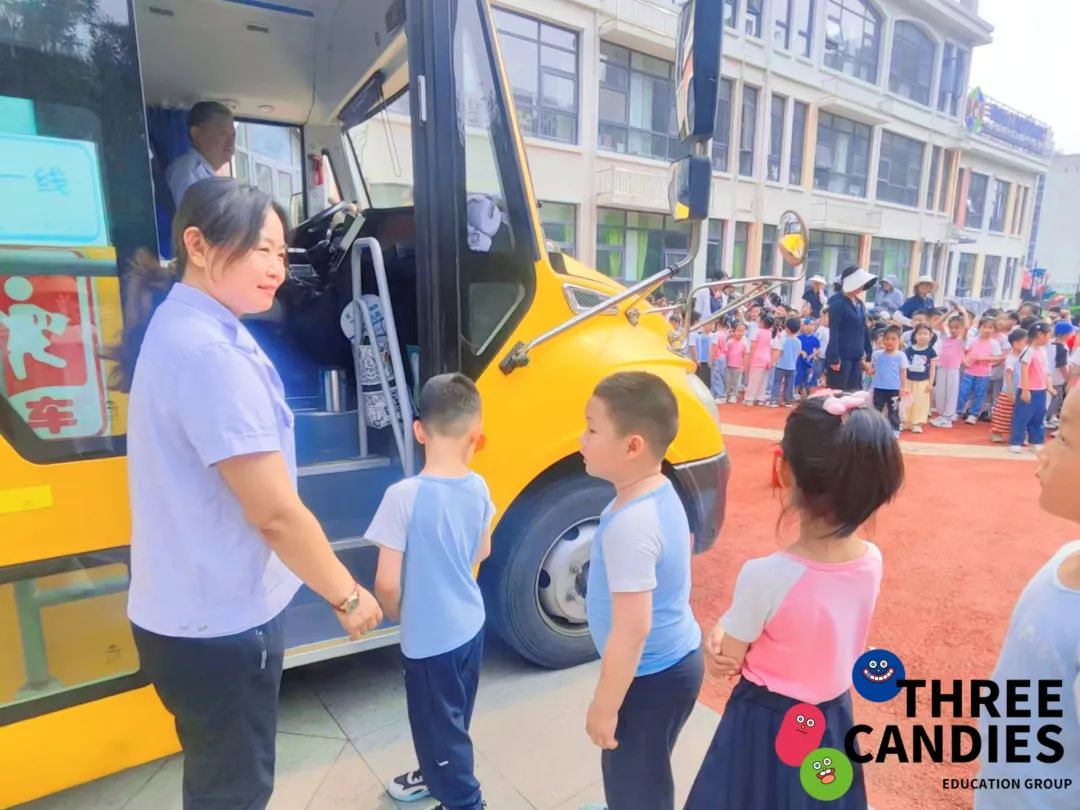【校園安全】安全乘校車，平安伴我行——三顆糖御景新苑幼兒園校車安全應(yīng)急演練