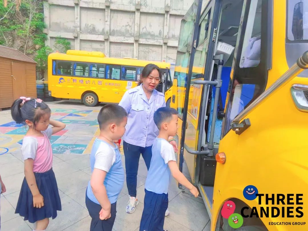 【校園安全】安全乘校車，平安伴我行——三顆糖御景新苑幼兒園校車安全應(yīng)急演練