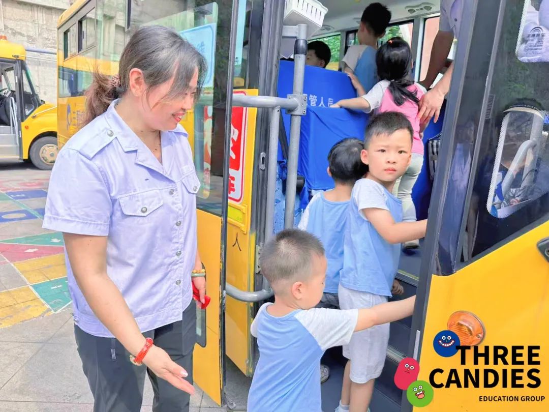 【校園安全】安全乘校車，平安伴我行——三顆糖御景新苑幼兒園校車安全應(yīng)急演練