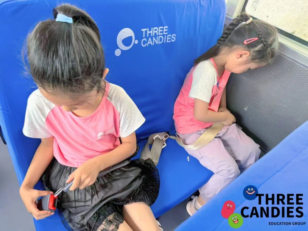 【校園安全】安全乘校車，平安伴我行——三顆糖御景新苑幼兒園校車安全應(yīng)急演練