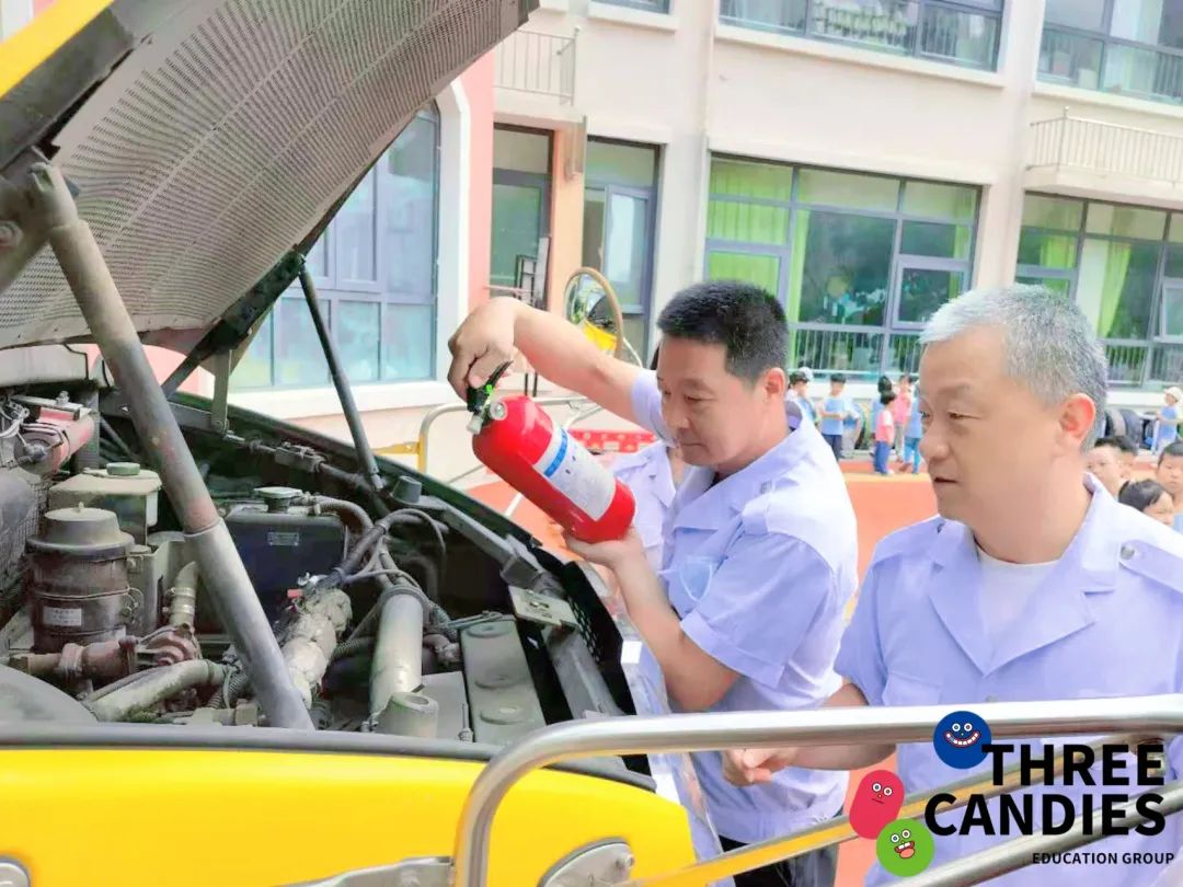 【校園安全】安全乘校車，平安伴我行——三顆糖御景新苑幼兒園校車安全應(yīng)急演練