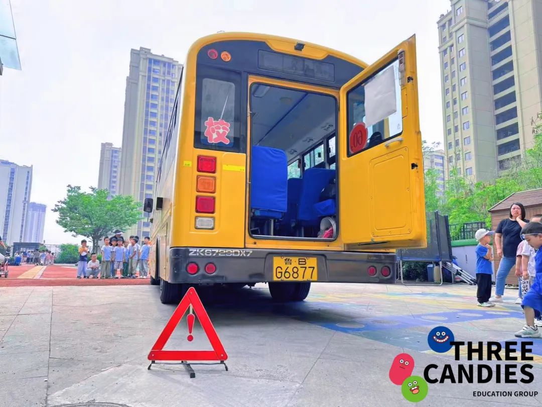 【校園安全】安全乘校車，平安伴我行——三顆糖御景新苑幼兒園校車安全應(yīng)急演練