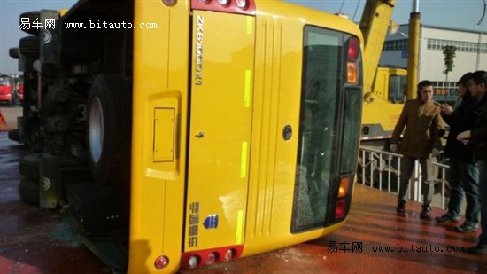 國內校車側翻試驗：車體結構完好無損