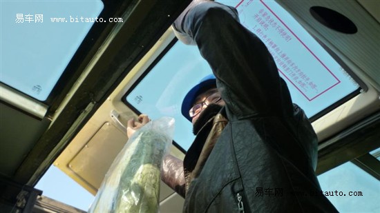 國內校車側翻試驗：車體結構完好無損