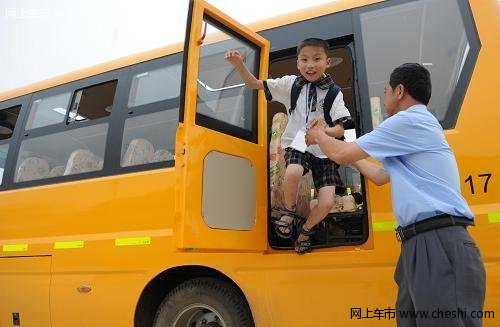 學(xué)生面臨無(wú)校車可坐 沒(méi)人愿當(dāng)校車司機(jī)