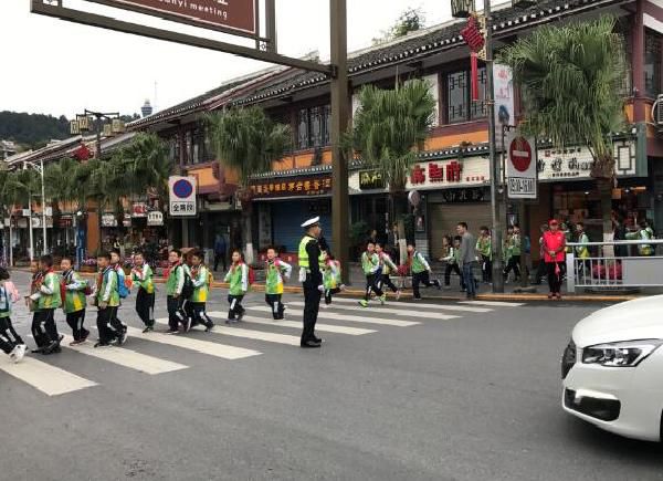 遵義紅花崗區(qū)交警大隊(duì)：“警·隊(duì)”相連 愛(ài)心相護(hù)