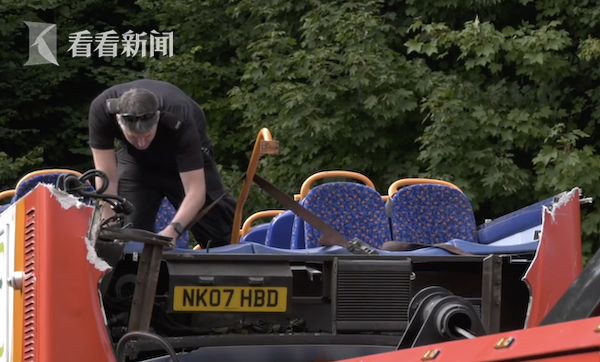 英國(guó)校車司機(jī)抄近路不顧限高 巴士車頂全被削掉
