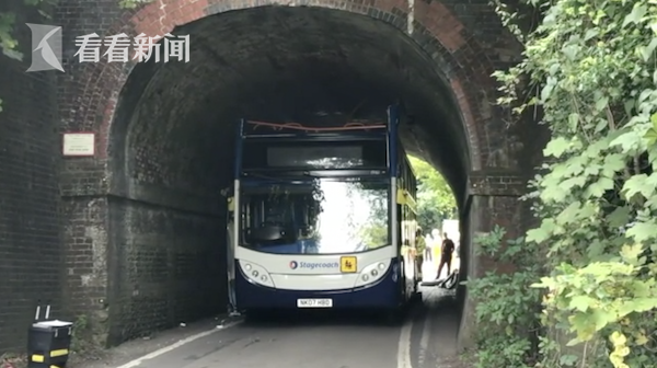 英國(guó)校車司機(jī)抄近路不顧限高 巴士車頂全被削掉