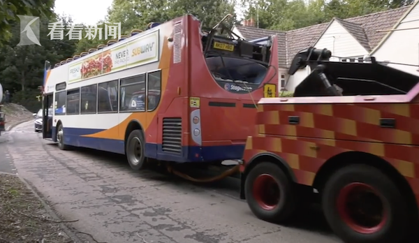 英國(guó)校車司機(jī)抄近路不顧限高 巴士車頂全被削掉