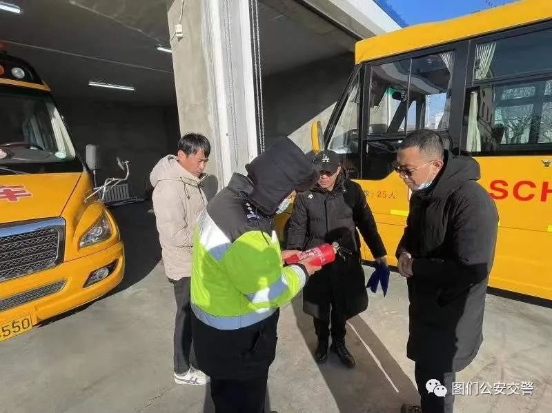圖們公安交警檢查校車運行安全情況