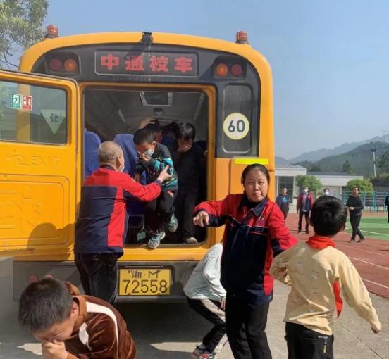 雙牌：開展校車應(yīng)急演練確保師生乘車安全