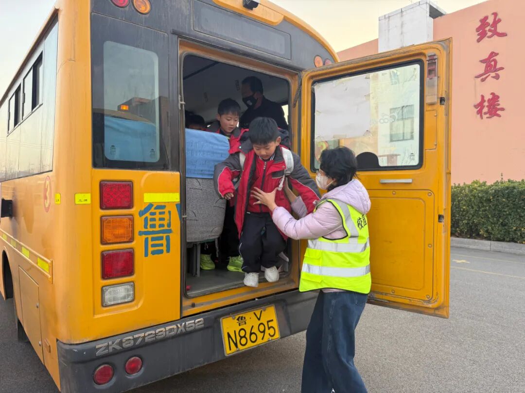 以練筑防，守護平安——山旺鎮上林學校舉行校車應急疏散演練