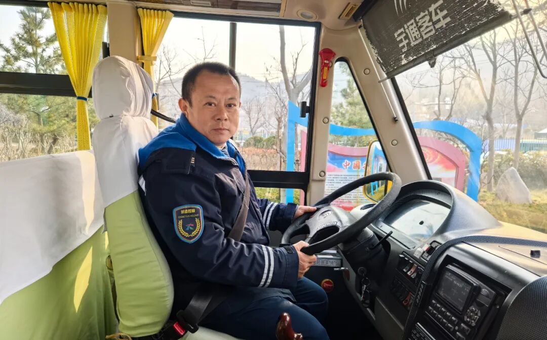 錦旗致謝！校車守護(hù)暖童心