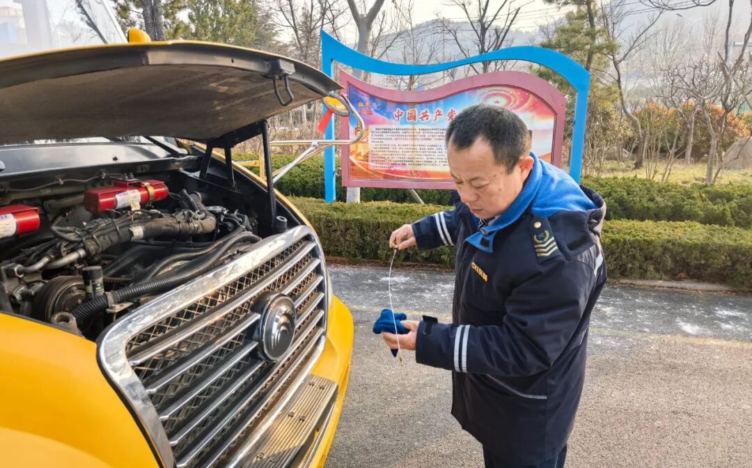錦旗致謝！校車守護(hù)暖童心