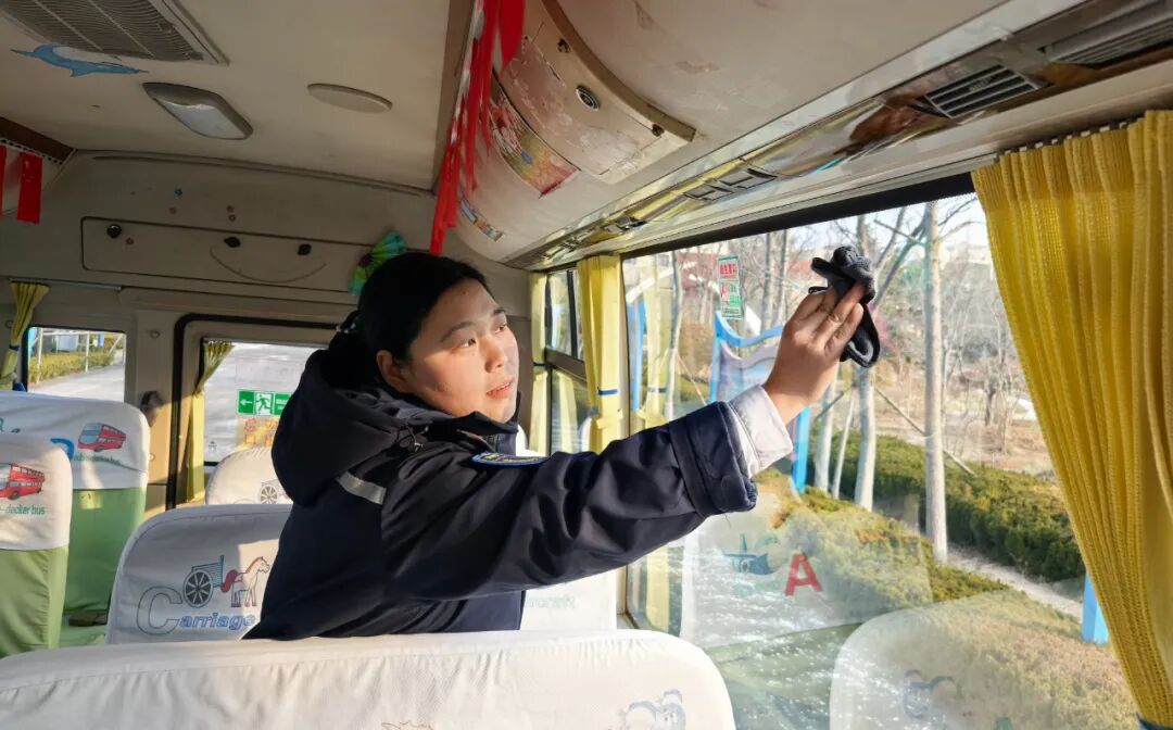 錦旗致謝！校車守護(hù)暖童心