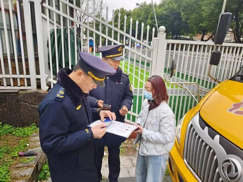 速覽青山｜護航開學季！青山城管為校車“深度體檢”