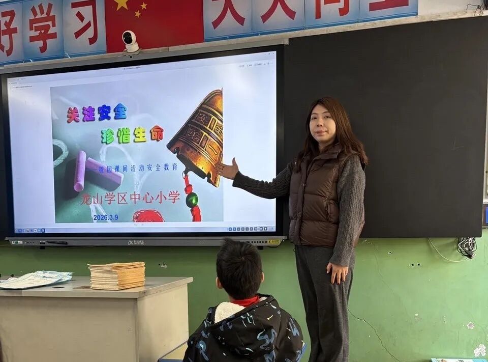校車安全演練 ，筑牢安全防線——龍山中心小學(xué)校車安全演練
