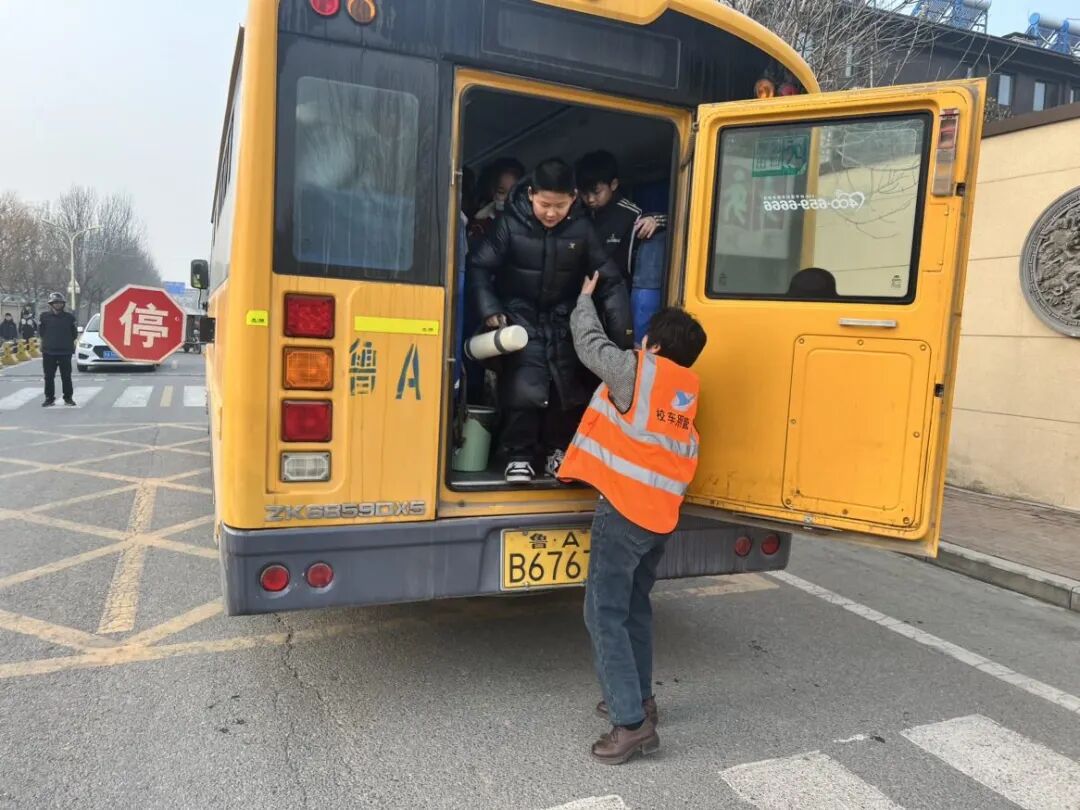 校車安全演練 ，筑牢安全防線——龍山中心小學(xué)校車安全演練