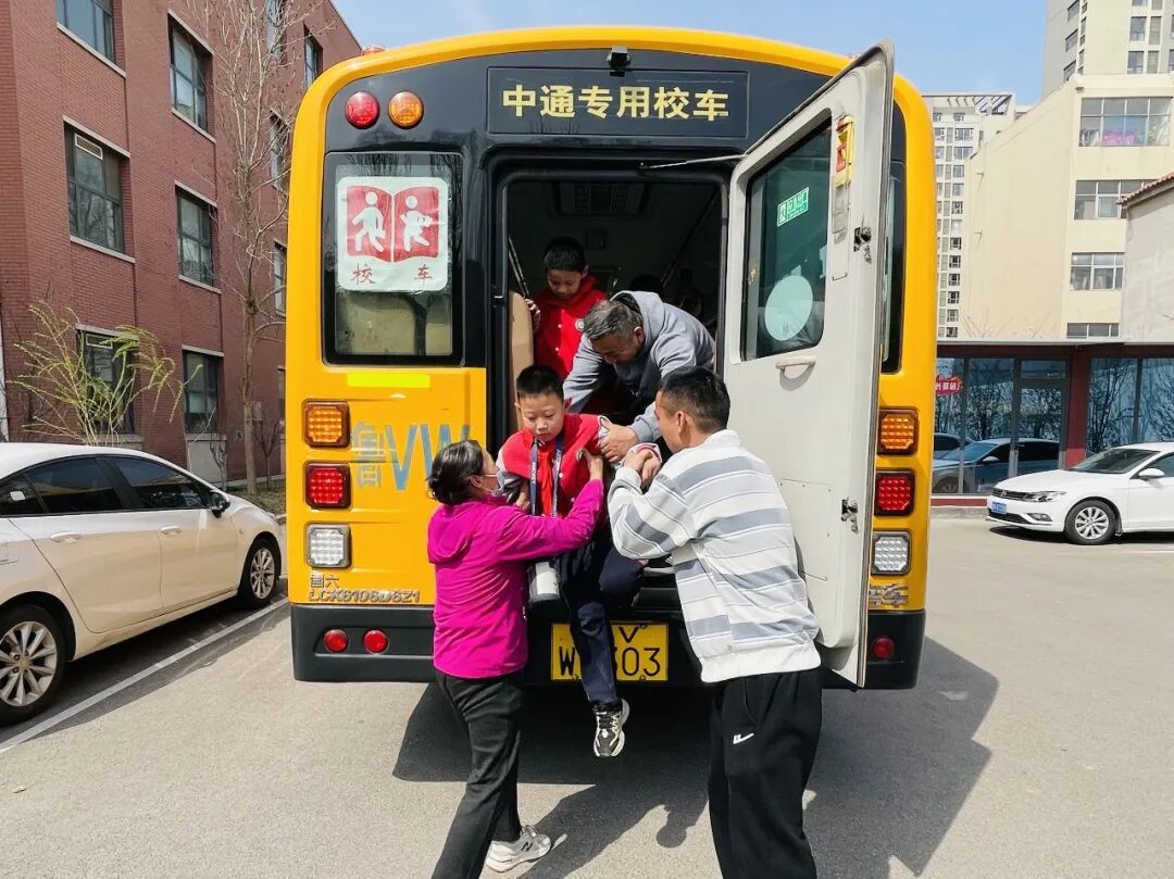 筑牢安全防線  護航平安出行——坊子區理想小學開展校車安全應急演練活動
