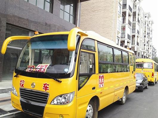 孝南多家幼兒園新校車上不了牌 無奈租車接送孩子